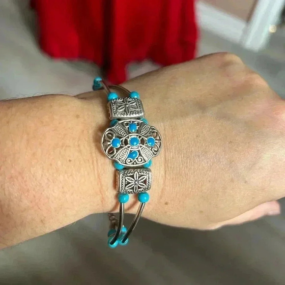 4/$50 Turquoise beaded tropical bracelet measures 6 1/2 to 8 1/2  💙 - Picture 1 of 8